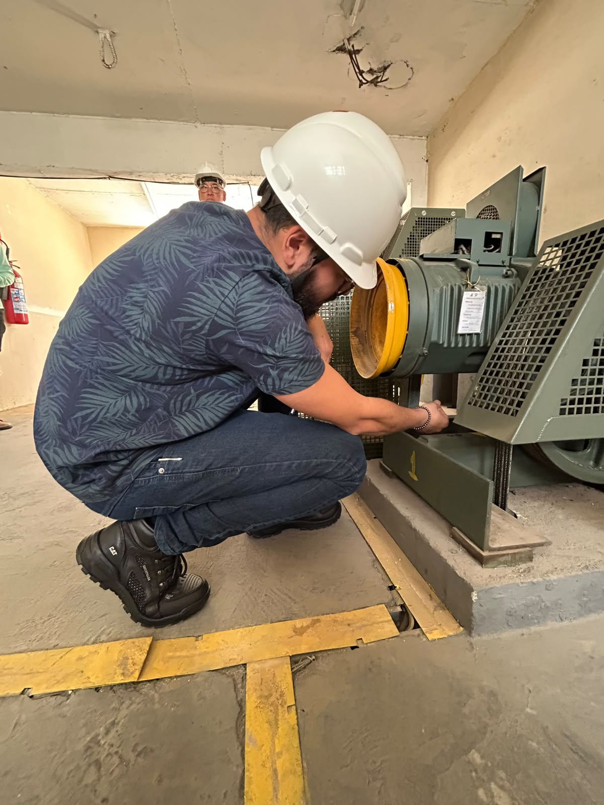 Inspeção de motor industrial de ar-condicionado, ajuste manual agachado